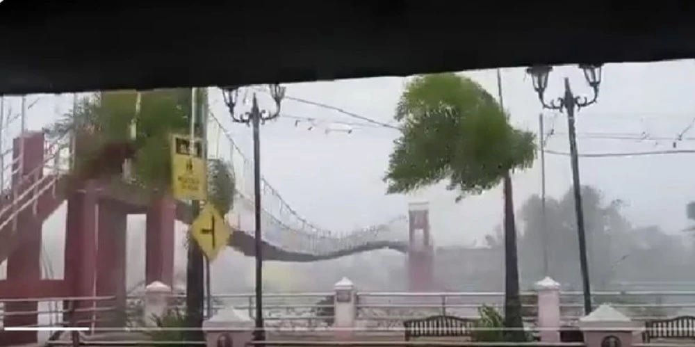 Най-малко двама загинали след супертайфуна 