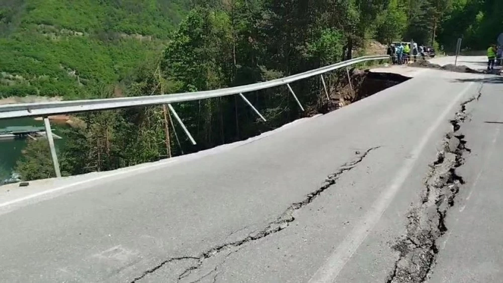 Отварят за движение пътя Кричим - Михалково след пропадането на подпорна стена
