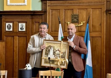 Кметът Костадин Димитров поздрави председателя на Общинския съвет Атанас Узунов по случай 70-годишния му юбилей