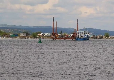 Отпадни води във Варненското езеро, кораб разместил тръбата