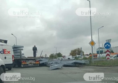 Товар от камион се разпиля на пътното платно на Карловскон шосе, блокира движението