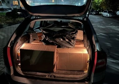 Задържаха шофьор с близо 50 000 къса цигари - твърди, че ги намерил случайно на пътя
