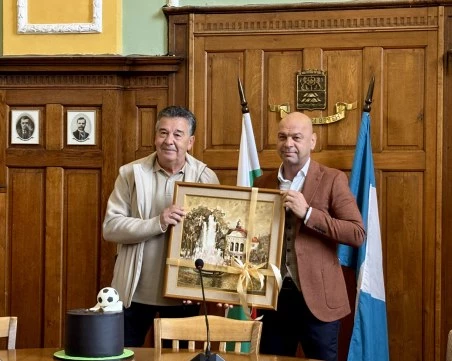 Кметът Костадин Димитров поздрави председателя на Общинския съвет Атанас Узунов по случай 70-годишния му юбилей