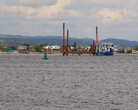 Отпадни води във Варненското езеро, кораб разместил тръбата