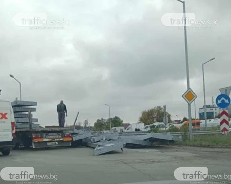 Товар от камион се разпиля на пътното платно на Карловскон шосе, блокира движението