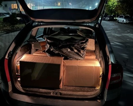 Задържаха шофьор с близо 50 000 къса цигари - твърди, че ги намерил случайно на пътя