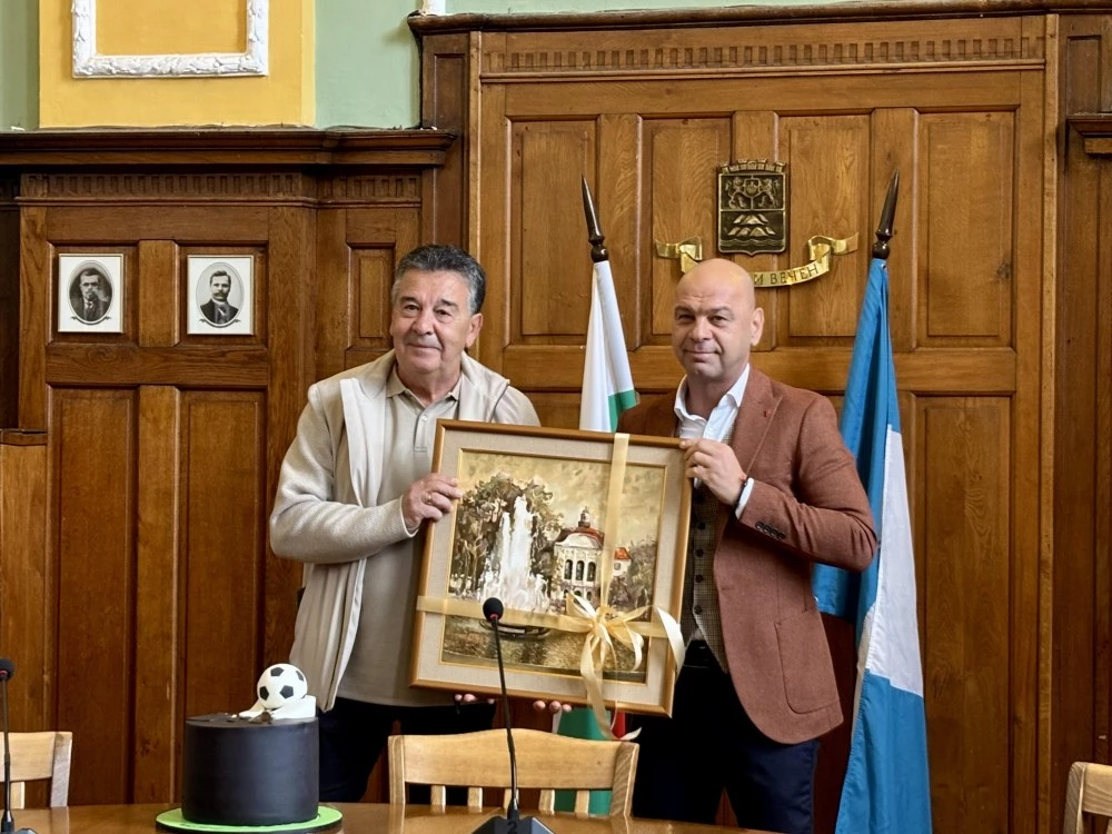 Кметът Костадин Димитров поздрави председателя на Общинския съвет Атанас Узунов по случай 70-годишния му юбилей