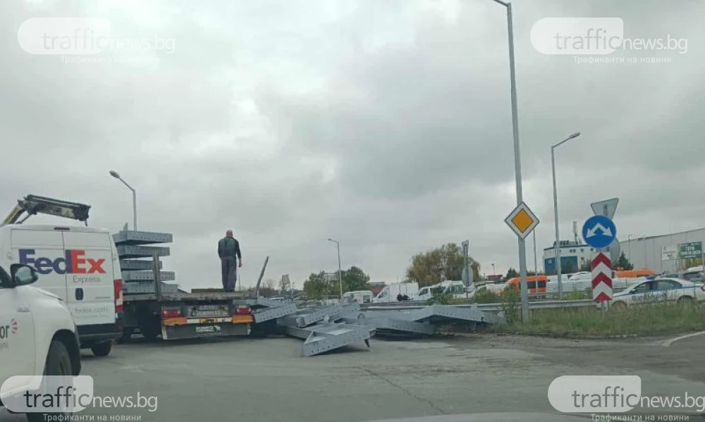 Товар от камион се разпиля на пътното платно на Карловскон шосе, блокира движението