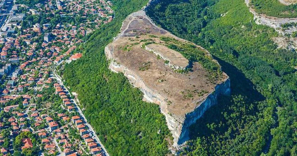 22-годишен мъж загина на място след падане от крепостта 