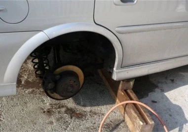 Стар познайник на полицията хванат в крачка, откраднал гумите на кола в Кючука