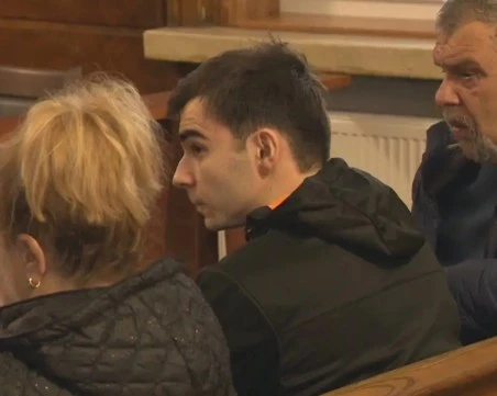 Майката на 19-годишния, обвинен за трагедията с трима загинали в Разград: Ще си изтърпи, каквото трябва