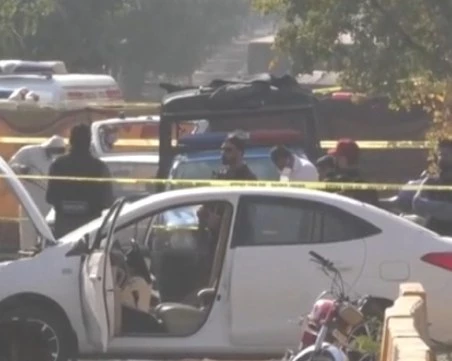 Самоубийствен атентат пред съда в Исламабад отне живота на 12 души, взривена е полицейска кола