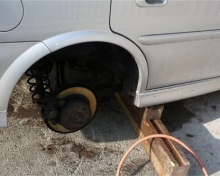 Стар познайник на полицията хванат в крачка, откраднал гумите на кола в Кючука