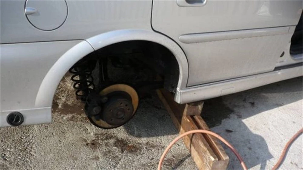 Стар познайник на полицията хванат в крачка, откраднал гумите на кола в Кючука