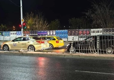 БМВ се завъртя и се вряза в предпазна ограда на булевард в Пловдив ВИДЕО