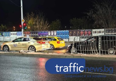 БМВ се завъртя и се вряза в предпазна ограда на булевард в Пловдив ВИДЕО