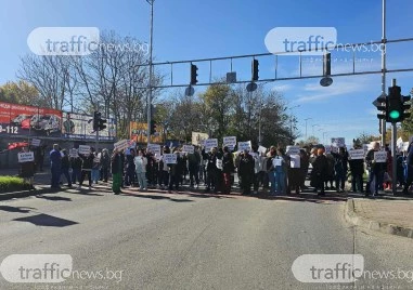 Медици от УМБАЛ–Пловдив блокираха кръстовище, викат Бойко Борисов да им помага СНИМКИ+ВИДЕО
