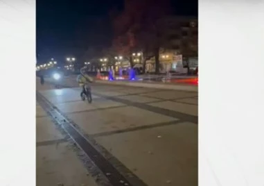 Опасно: Деца карат кросови мотори на площад в Перник ВИДЕО