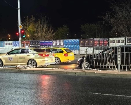 БМВ се завъртя и се вряза в предпазна ограда на булевард в Пловдив ВИДЕО