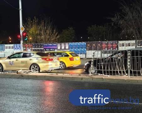 БМВ се завъртя и се вряза в предпазна ограда на булевард в Пловдив ВИДЕО