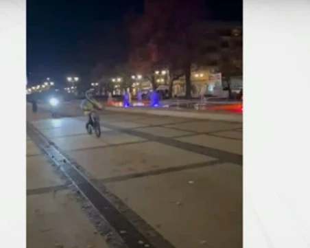 Опасно: Деца карат кросови мотори на площад в Перник