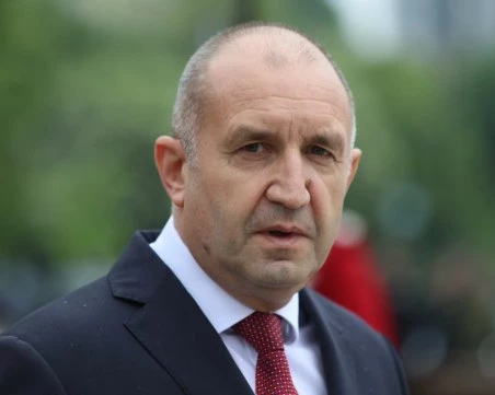 Радев: Ако управляващите целяха да не затвори рафинерията, досега щяха да са назначили ОТУ