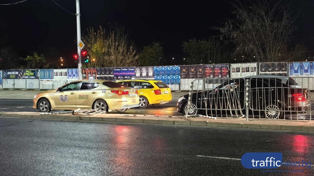 БМВ се завъртя и се вряза в предпазна ограда на булевард в Пловдив ВИДЕО