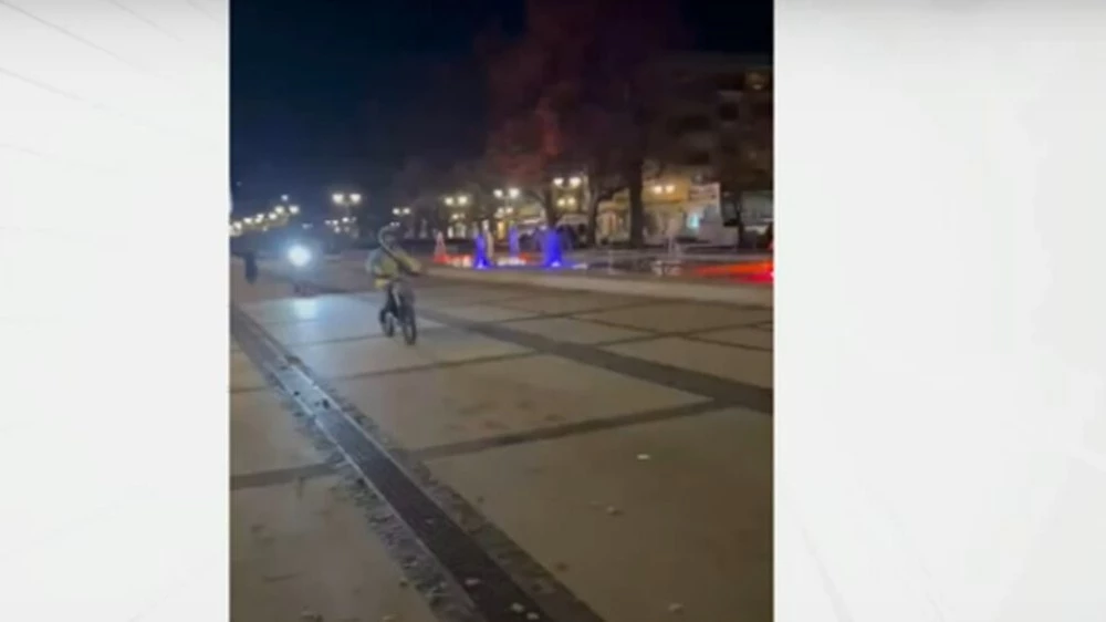 Опасно: Деца карат кросови мотори на площад в Перник ВИДЕО