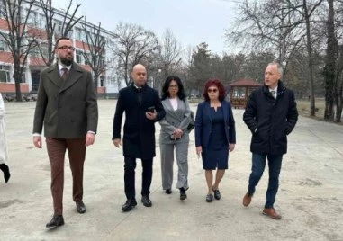 Министърът Вълчев открива обновените общежития на ЕГ „Иван Вазов в Пловдив