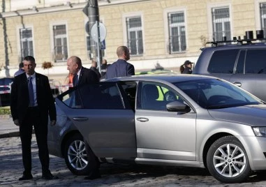 НСО без частни коли - депутатите забраниха на Радев да се вози в личен автомобил