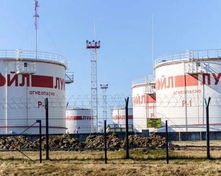 Carlyle проучва възможността да закупи чуждестранните активи на „Лукойл