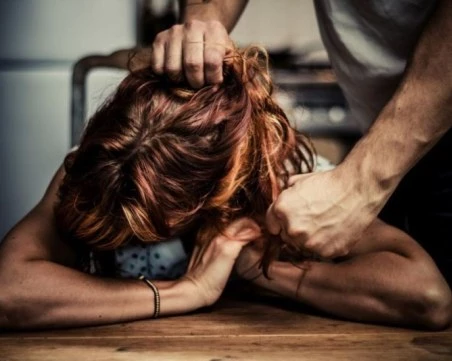 Мъж се закани да заколи съпругата и детето си, ако се разпадне семейството им