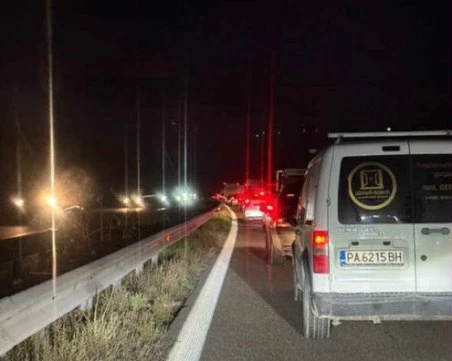 Горящо ремарке на камион предизвиква огромно задръстване на АМ 