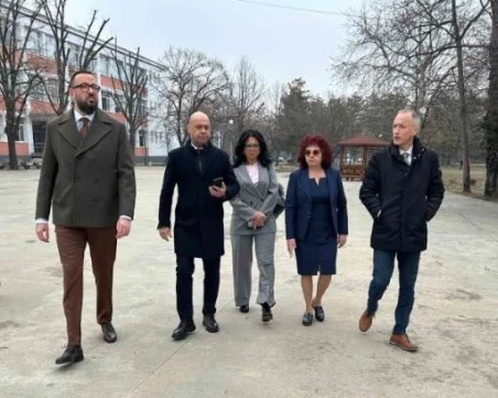 Министърът Вълчев открива обновените общежития на ЕГ „Иван Вазов