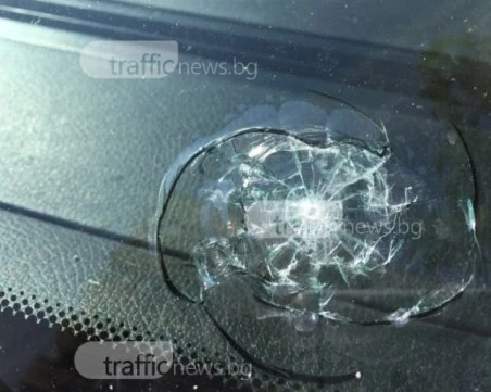 Напрежение на пътя в Кършияка, шофьор разби стъклото на кола заради засечка