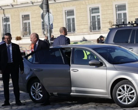НСО без частни коли - депутатите забраниха на Радев да се вози в личен автомобил