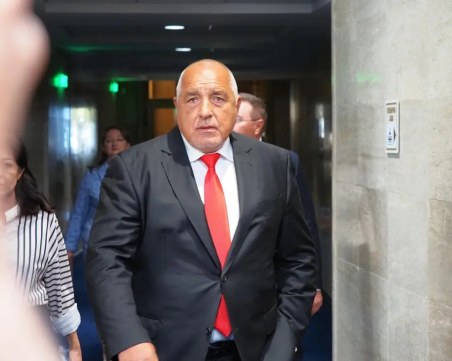 През гаража влиза, горе се крие по таваните: Борисов криел Цветан Василев от Пеевски