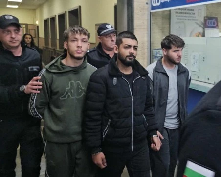 Тримата, пребили младеж край Панаира, съблекли жертвата си и снимали издевателството