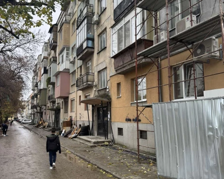 Започна санирането на жилищен блок на ул. „Хвойна