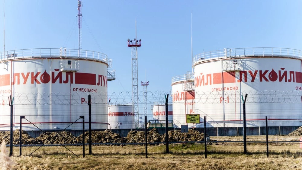 Carlyle проучва възможността да закупи чуждестранните активи на „Лукойл