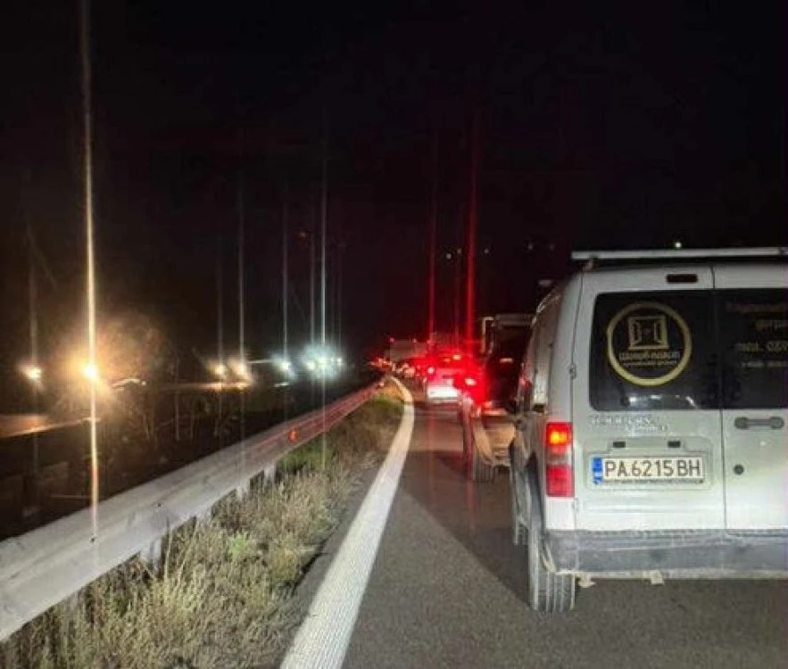 Горящо ремарке на камион предизвиква огромно задръстване на АМ 