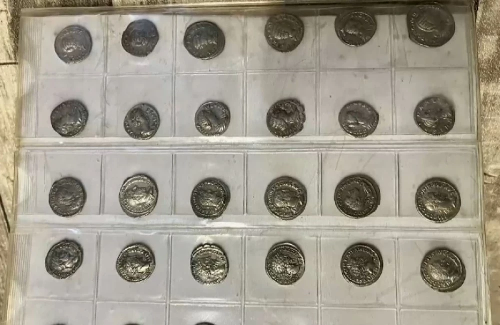 Криминална полиция откри 761 старинни монети в дома на възрастен мъж от Поморие