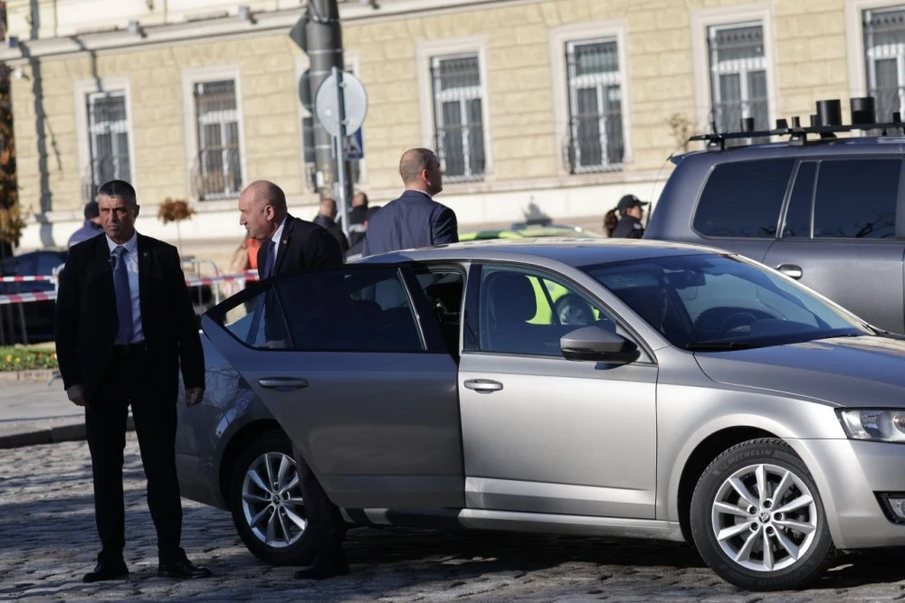НСО без частни коли - депутатите забраниха на Радев да се вози в личен автомобил