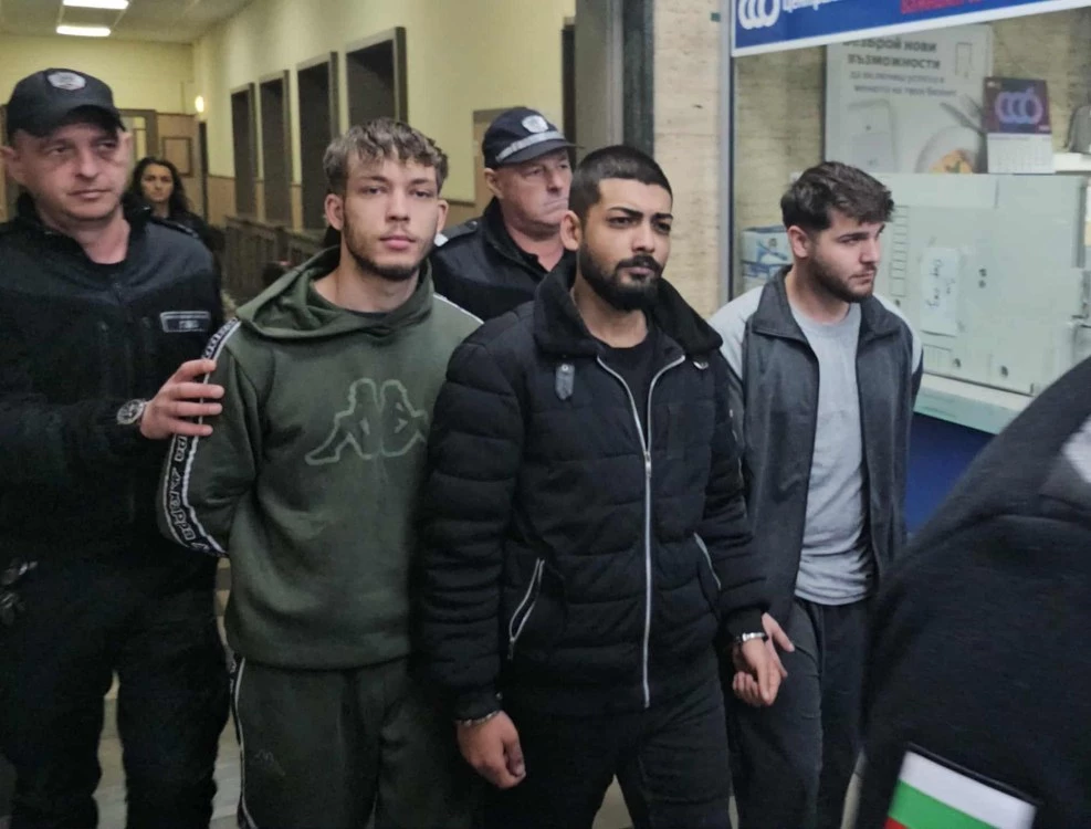 Тримата, пребили младеж край Панаира, съблекли жертвата си и снимали издевателството