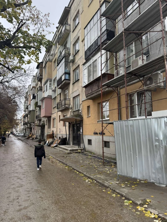 Започна санирането на жилищен блок на ул. „Хвойна