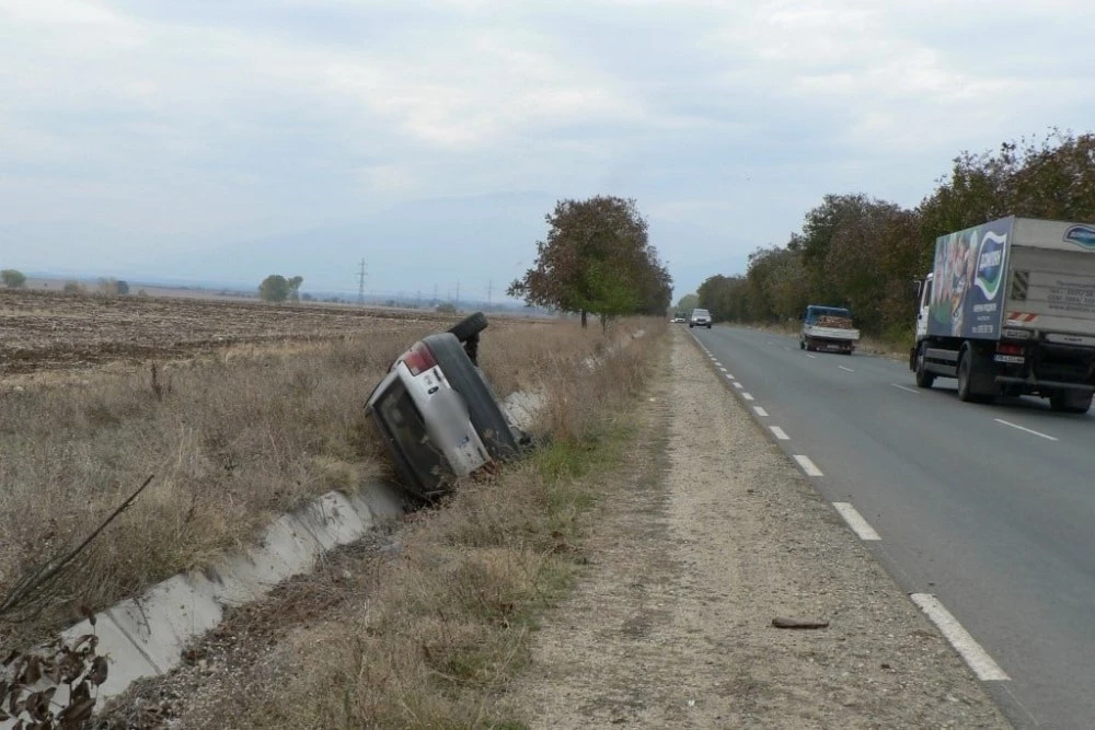 19-годишна шофьорка се обърна в канавка в Пловдивско
