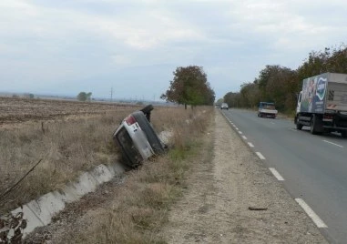 19-годишна шофьорка се обърна в канавка в Пловдивско