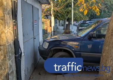 Абсурдно паркиране до училище принуждава деца и родители да се движат край колите