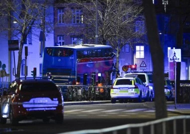 Автобус се вряза в спирка, има жертви и ранени