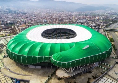 Футболните национали играят на най-интересния стадион в Турция